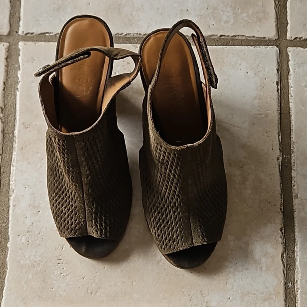 Shoes - Picture 2 of 5